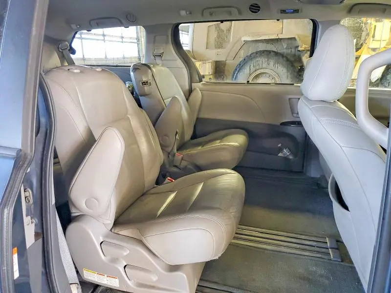 2016 TOYOTA SIENNA XLE  