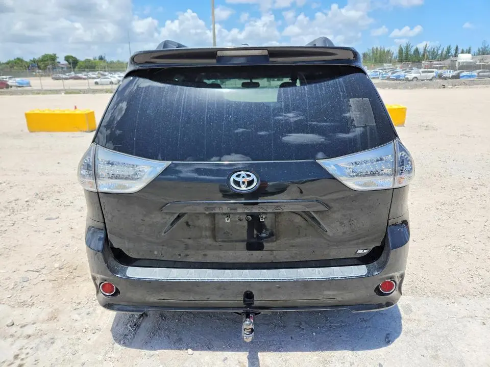 2016 TOYOTA SIENNA SE  
