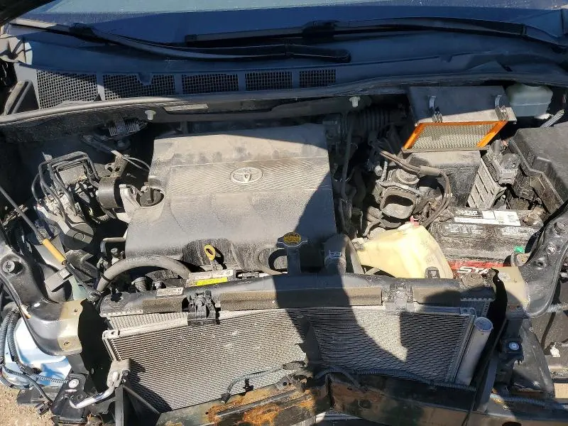 2013 TOYOTA SIENNA LE  