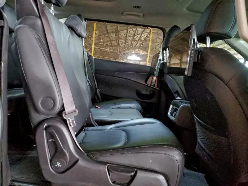 2025 KIA CARNIVAL SX  