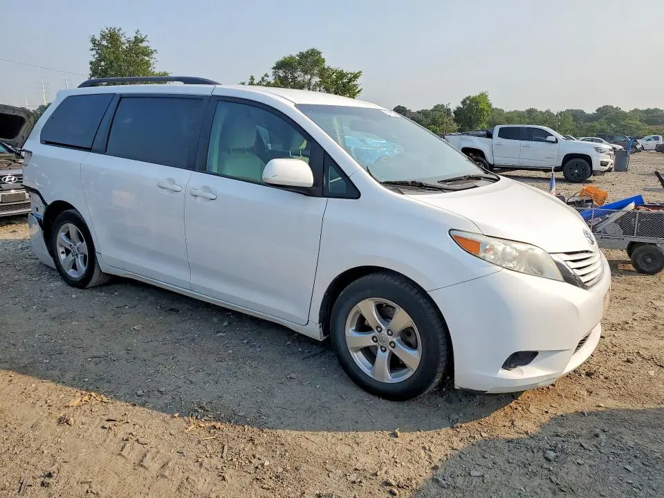 2016 TOYOTA SIENNA LE  