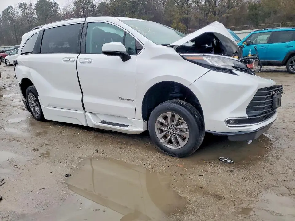 2023 TOYOTA SIENNA XLE  