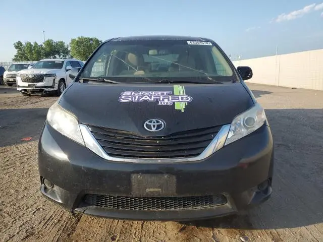 2017 TOYOTA SIENNA LE  
