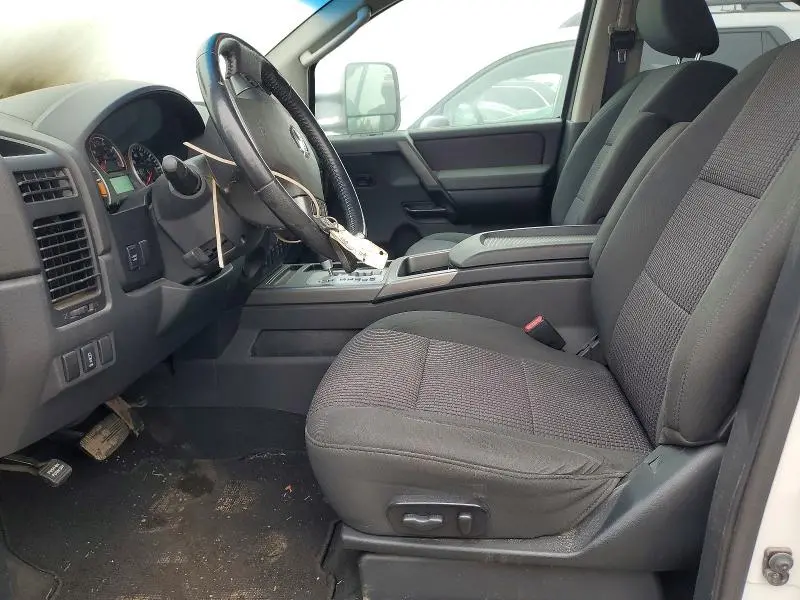 2010 NISSAN TITAN SE  