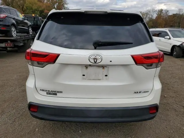 2017 TOYOTA HIGHLANDER SE  