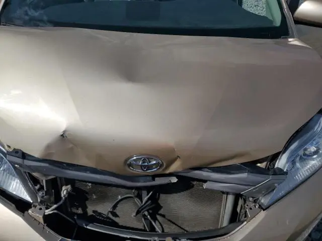 2012 TOYOTA SIENNA XLE  