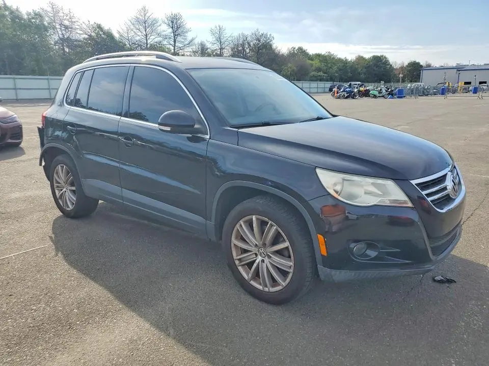 2010 VOLKSWAGEN TIGUAN SE  