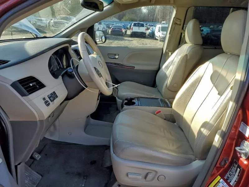 2013 TOYOTA SIENNA XLE  
