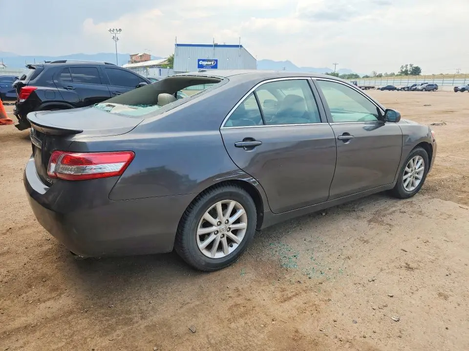 2011 TOYOTA CAMRY XLE V6  