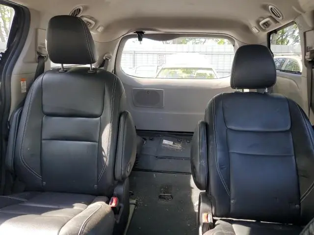 2019 TOYOTA SIENNA SE  