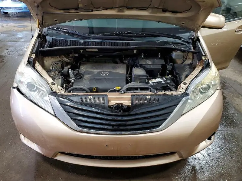 2014 TOYOTA SIENNA XLE 8-PASSENGER  