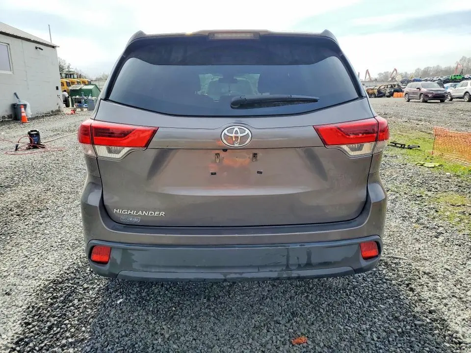 2017 TOYOTA HIGHLANDER LE  