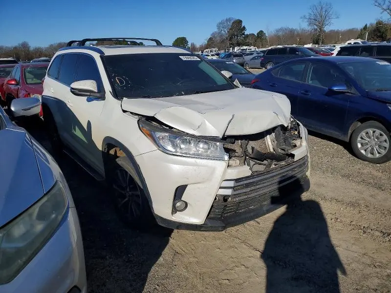 2018 TOYOTA HIGHLANDER SE  