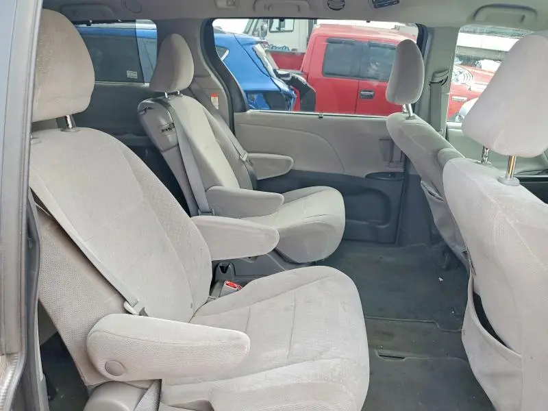 2018 TOYOTA SIENNA LE  
