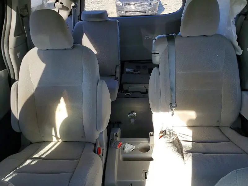 2019 TOYOTA SIENNA LE  