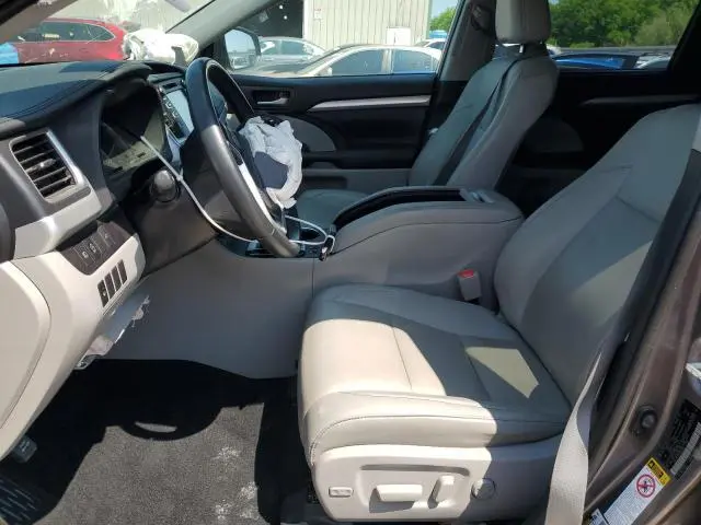 2019 TOYOTA HIGHLANDER SE  