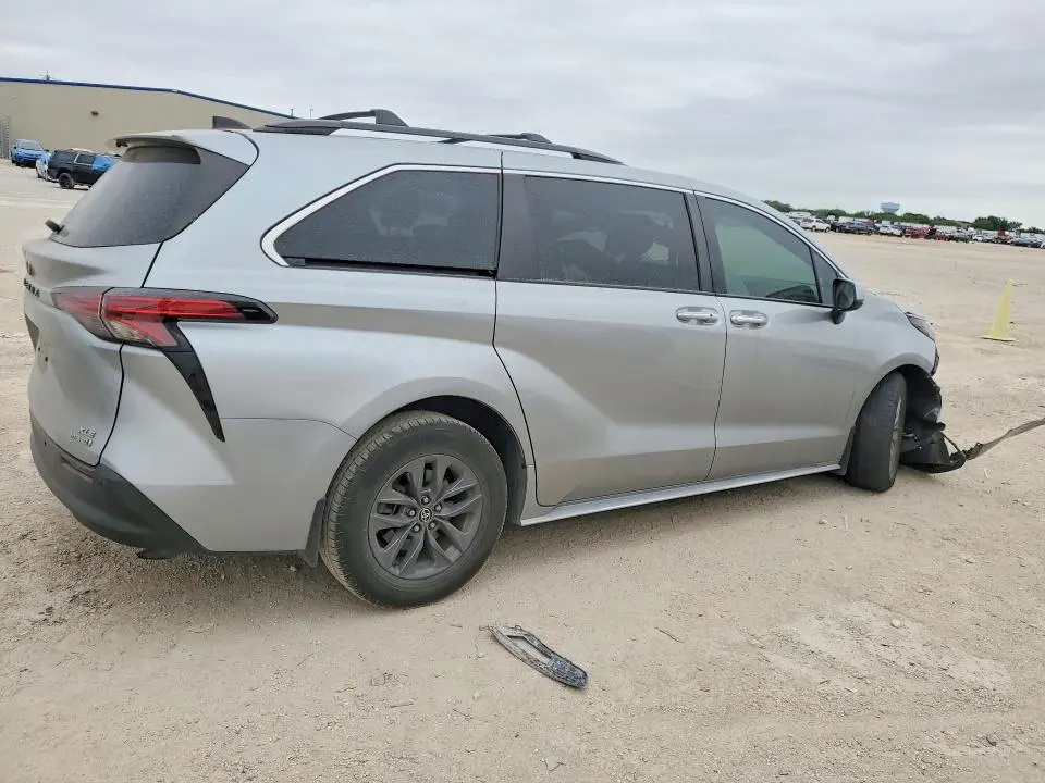 2021 TOYOTA SIENNA XLE  
