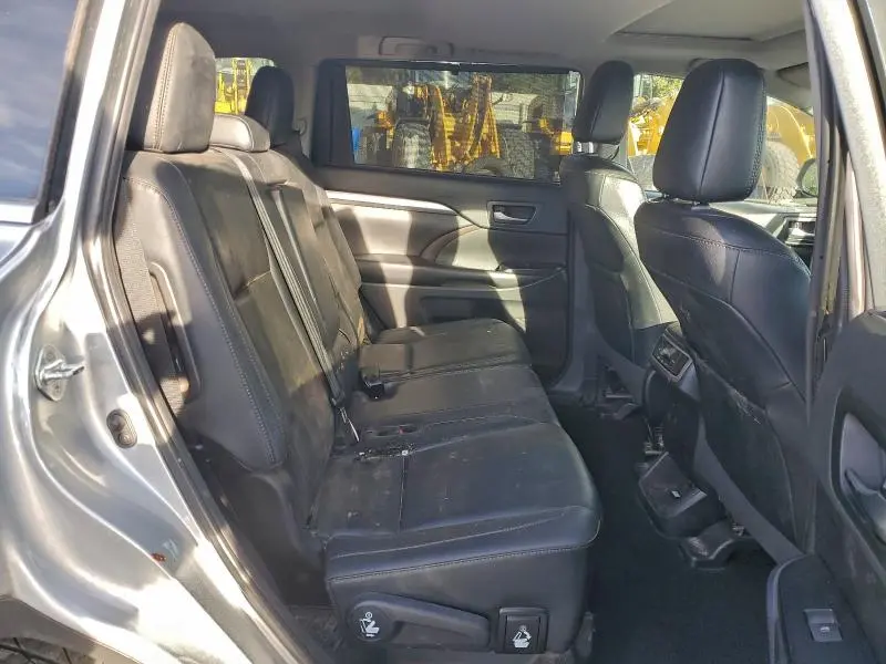 2019 TOYOTA HIGHLANDER SE  