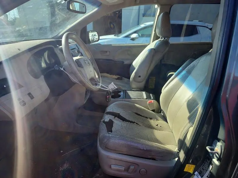 2013 TOYOTA SIENNA LE  