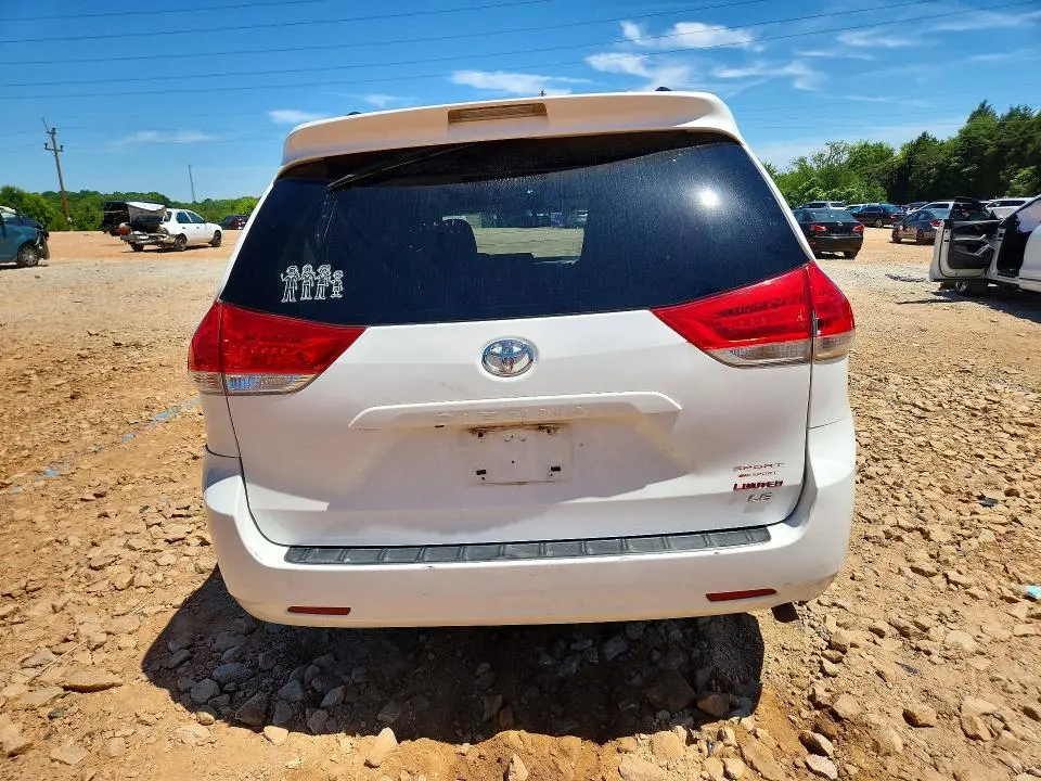 2014 TOYOTA SIENNA LE  