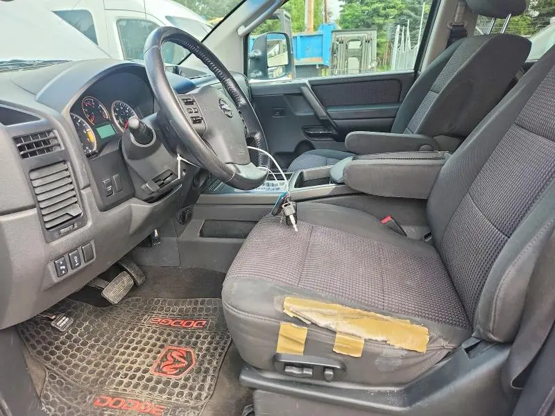 2010 NISSAN TITAN SE  