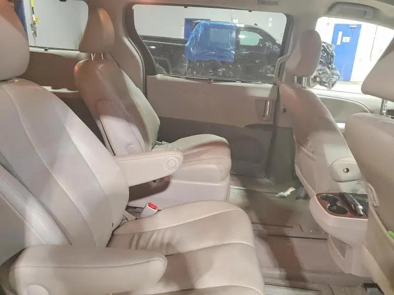 2014 TOYOTA SIENNA XLE 7-PASSENGER  
