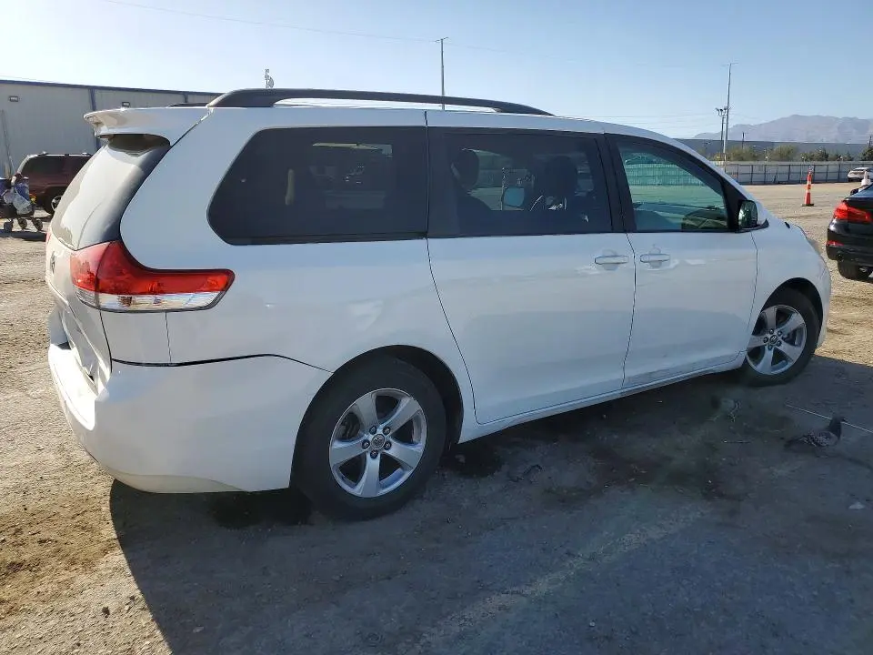 2014 TOYOTA SIENNA LE  