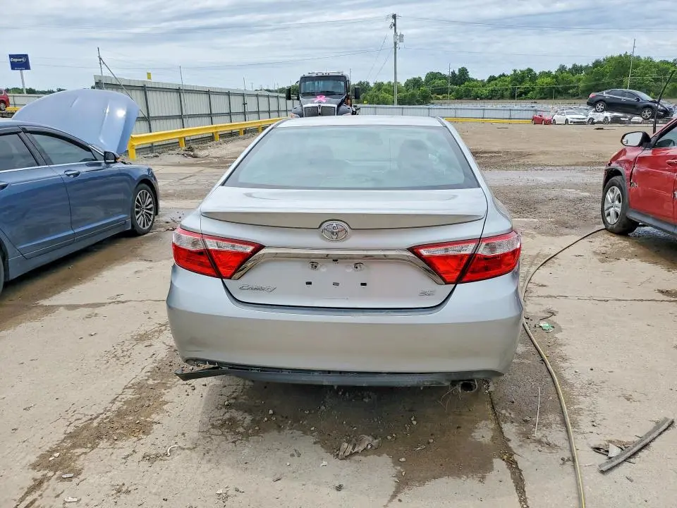 2016 TOYOTA CAMRY SE  