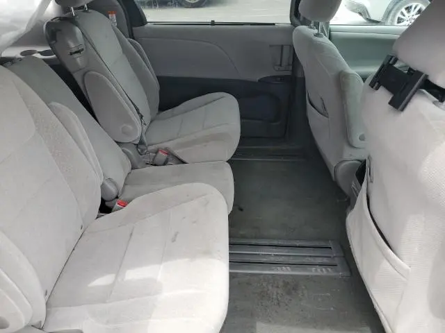 2017 TOYOTA SIENNA LE  