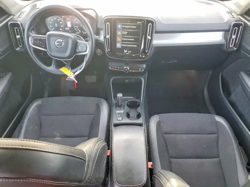 2020 VOLVO XC40 T5 MOMENTUM  