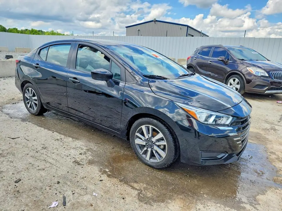 2023 NISSAN VERSA SV  