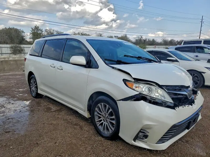 2018 TOYOTA SIENNA XLE  