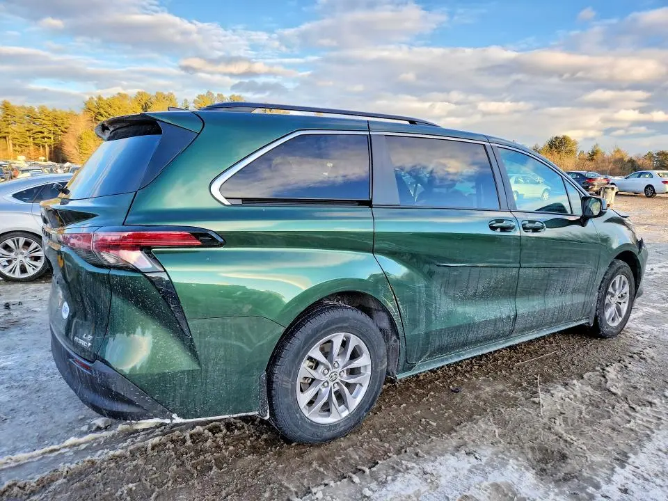 2022 TOYOTA SIENNA LE  