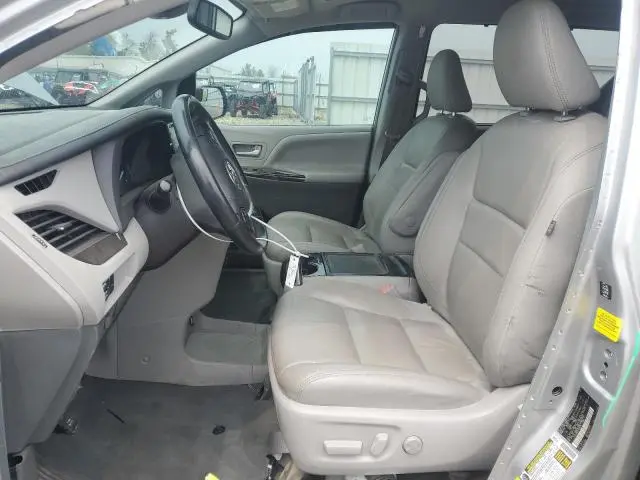2019 TOYOTA SIENNA XLE  