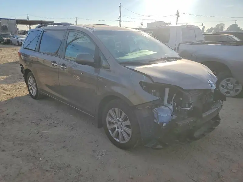 2017 TOYOTA SIENNA XLE  