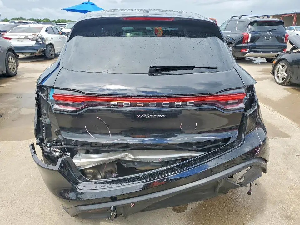2025 PORSCHE MACAN BASE  