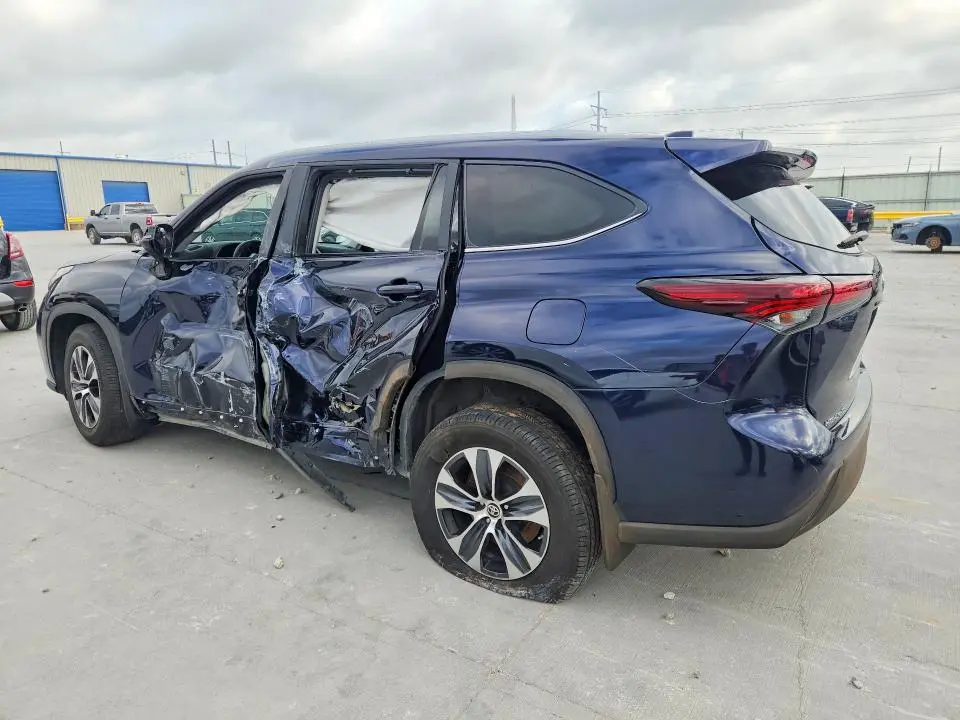 2024 TOYOTA HIGHLANDER XLE  