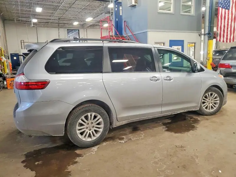 2017 TOYOTA SIENNA XLE  