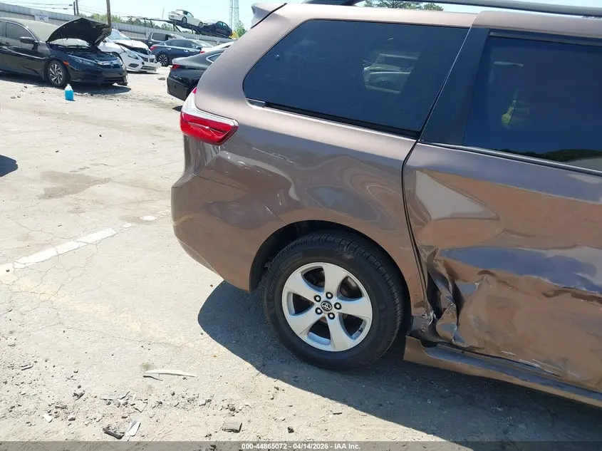 2018 TOYOTA SIENNA LE 8 PASSENGER