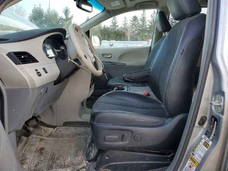 2014 TOYOTA SIENNA SE 8-PASSENGER  