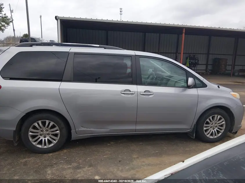 2013 TOYOTA SIENNA XLE V6 8 PASSENGER