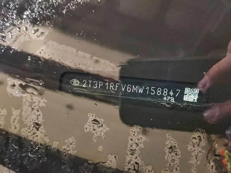 2021 TOYOTA RAV4 XLE  