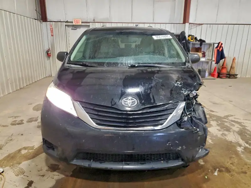2015 TOYOTA SIENNA LE  