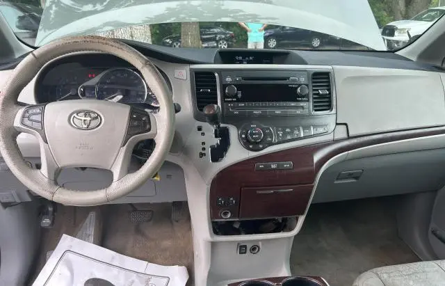 2012 TOYOTA SIENNA XLE  