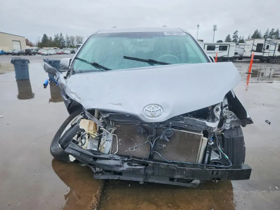 2013 TOYOTA SIENNA LE 8-PASSENGER  