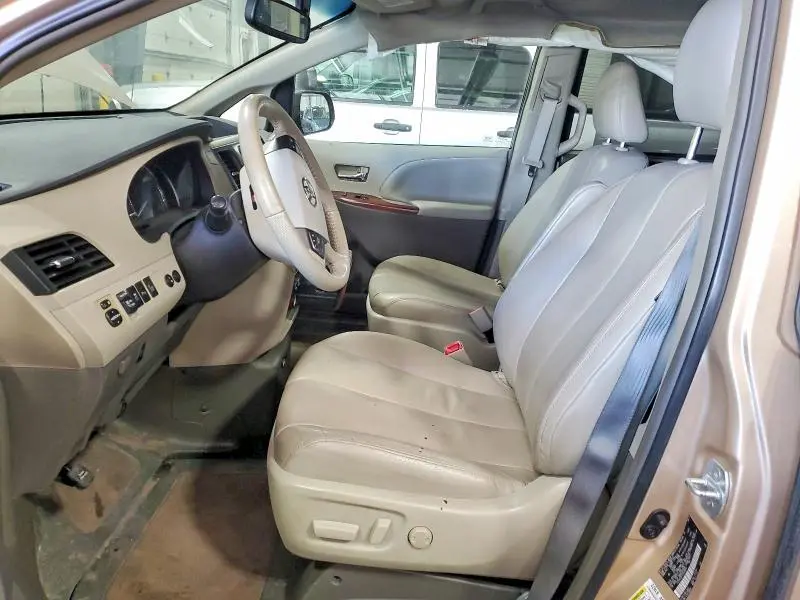 2014 TOYOTA SIENNA XLE 8-PASSENGER  