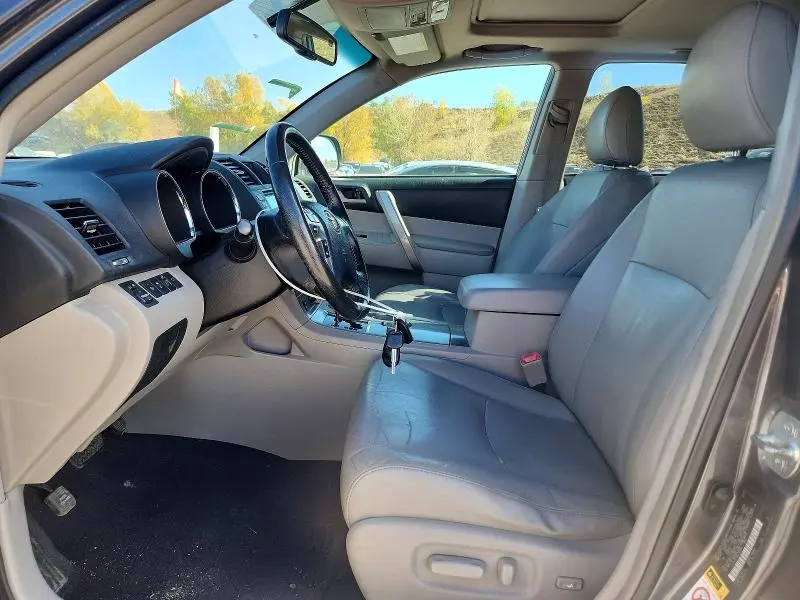 2011 TOYOTA HIGHLANDER SE  