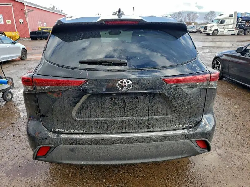 2022 TOYOTA HIGHLANDER XLE  