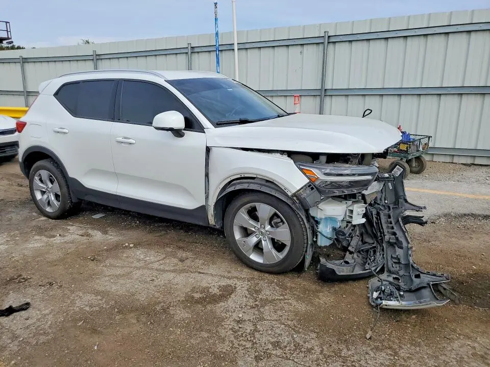 2022 VOLVO XC40 T4 MOMENTUM  