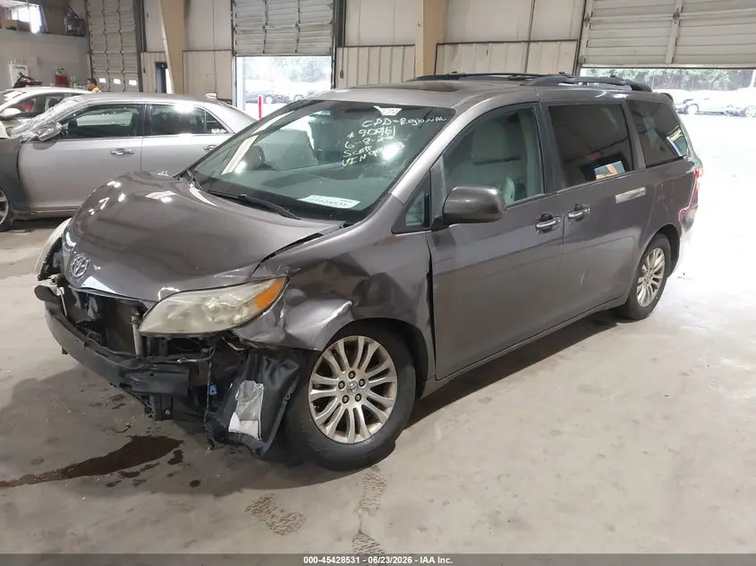 2014 TOYOTA SIENNA XLE V6 8 PASSENGER